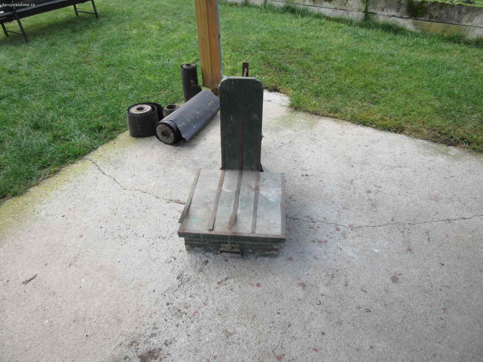 Váha na pytle. Váha na pytle stará potřebuje renovaci.