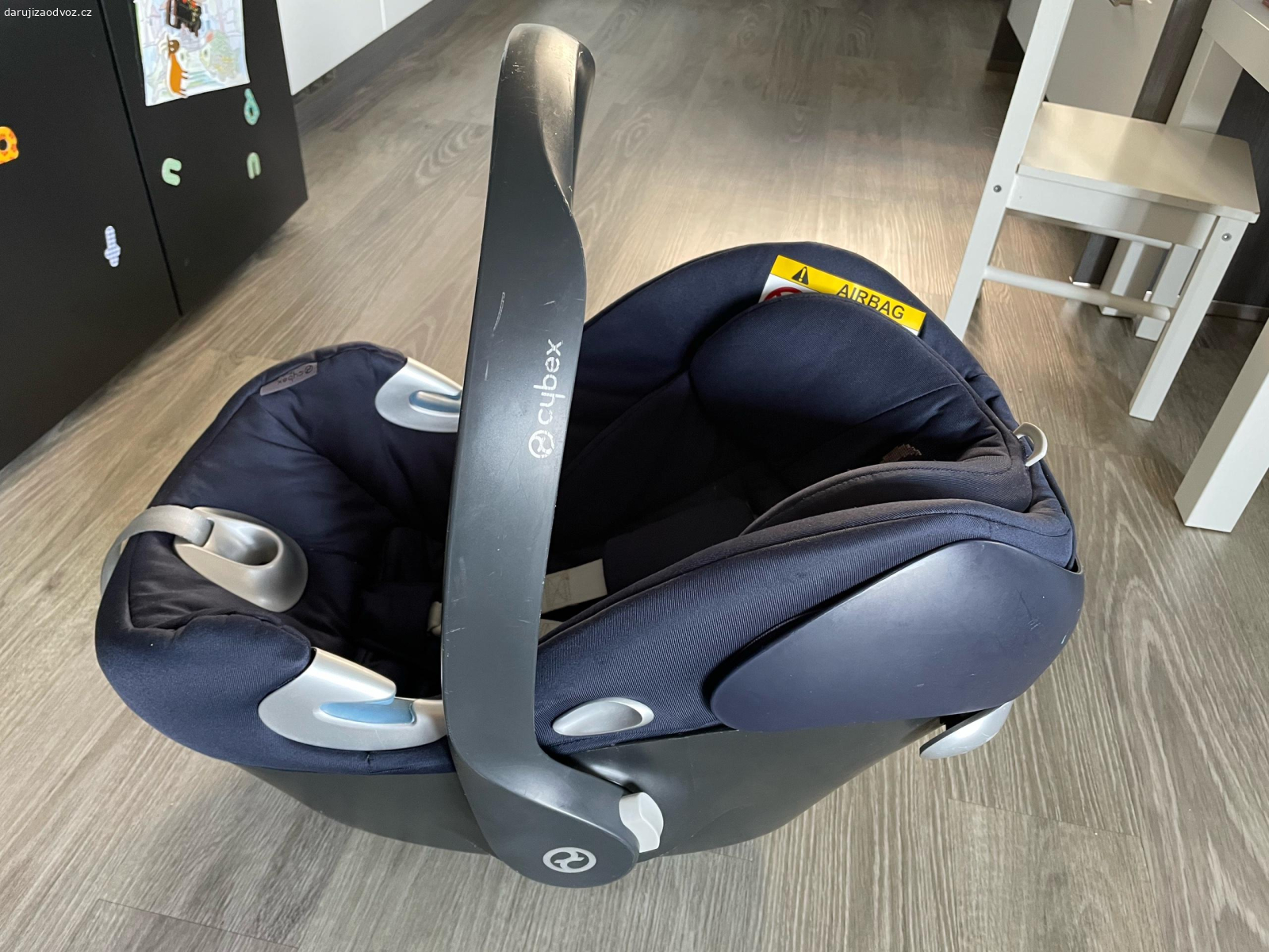 Vajíčko Cybex Aton 5. Dobrý den, daruji starší vajíčko Cybex Atom 5, stříška na jedné straně ulomena, na funkčnost vajíčka nemá vliv. Z nebouraného auta. Mohu dovést v okolí Litomyšle a UnO nebo osobní odběr v Bohuňovic