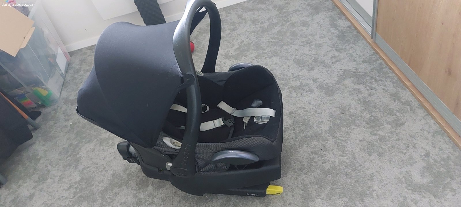 vajíčko včetně isofix základny. maxi cosi vajíčko včetně isofix základny,  nebourané,  po 3 dětech,  nekuřáci,  bez zvířat