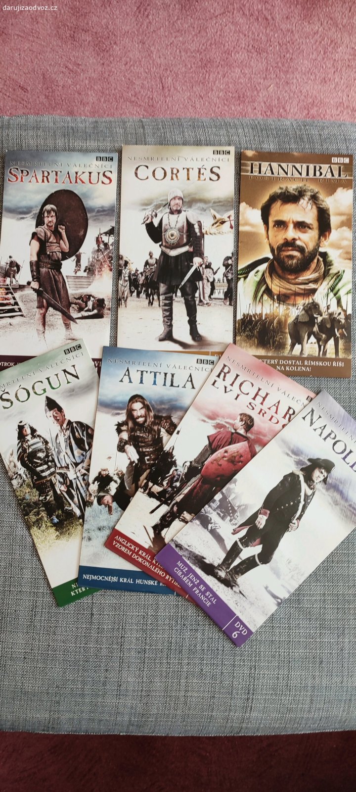 Válečná DVD. Daruji cca 250-300 originálních, většinou válečných, ale i jiných DVD. Filmy i dokumenty. Nové, většina nebyla ani přehrána. Po domluvě pouze za odvoz. Praha 8.