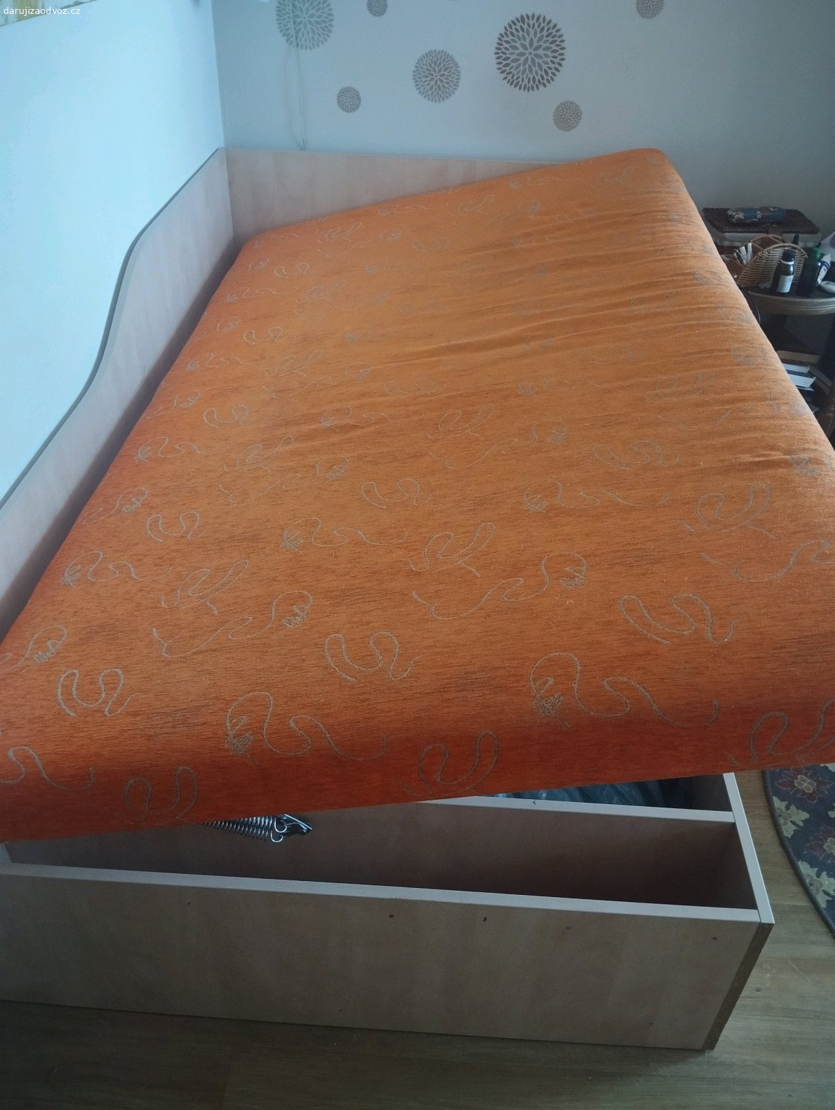 Válenda (postel) 120x200. Válenda ve výborném stavu. Dá se rozložit na vrchní a spodní část,  nevejde se do výtahu. Bydlím v šestém patře v paneláku. 
Pro odnos jsou nutné dvě osoby.