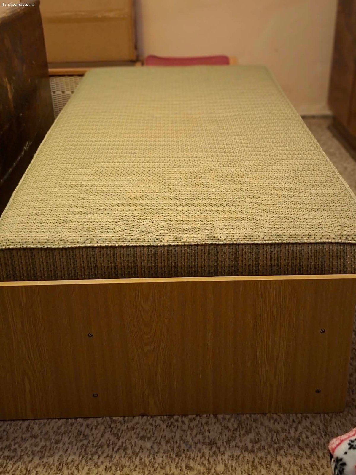 Válenda s úložným prostorem. Daruji za odvoz válendu s úložným prostorem. Funkční, zachovalý stav. Rozměr matrace 195x85 cm.