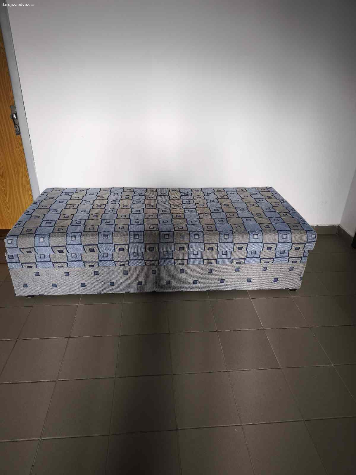 válenda. Daruji  polohovatelnou nepoškozenou válendu 200x90 s úložným protorem. Prosím SMS děkuji