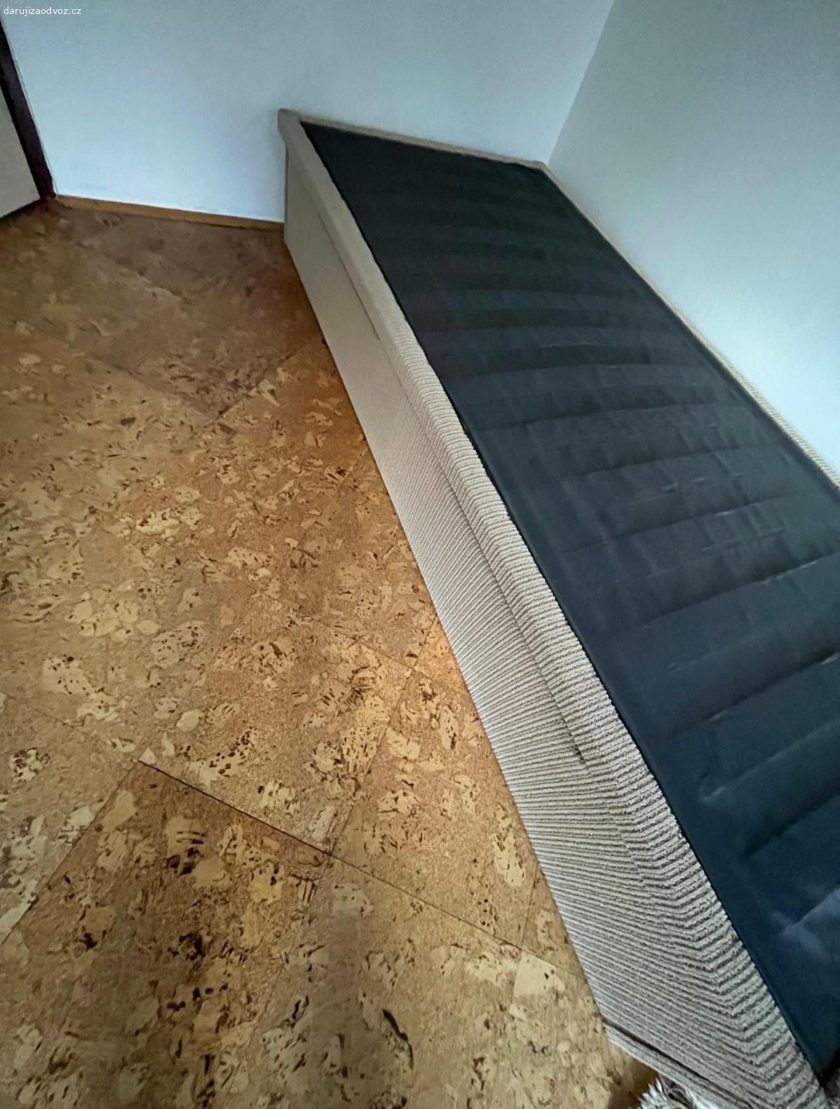 Válenda. Rozměry - 85 x 185. pouze osobní odběr Praha 4