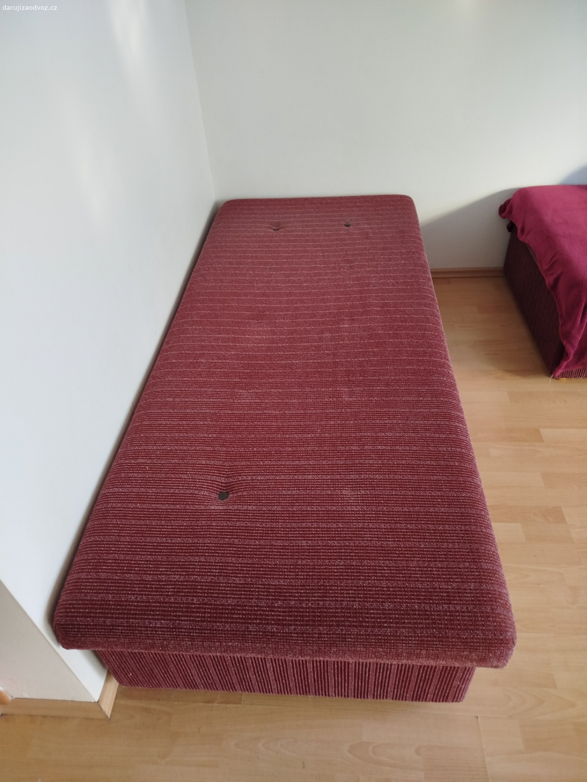 Válendy. Daruji 2 pohodlné válendy s úložným prostorem. 195 x 88 cm.