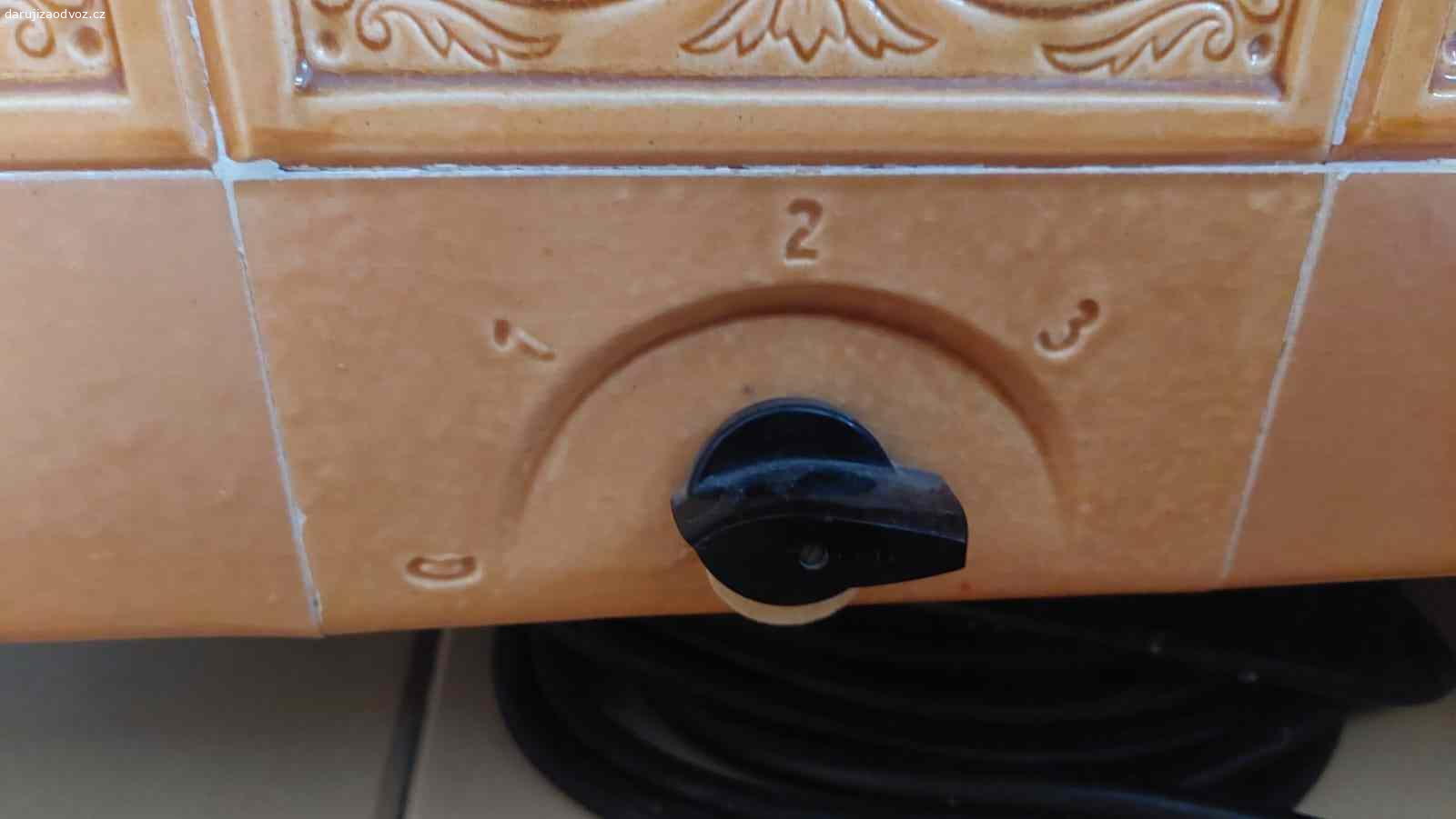 Vambercká kamna. Za odvoz a odnos. Je třeba zrenovovat otopný tělesa, topí jen část. 96x50 vyska 80