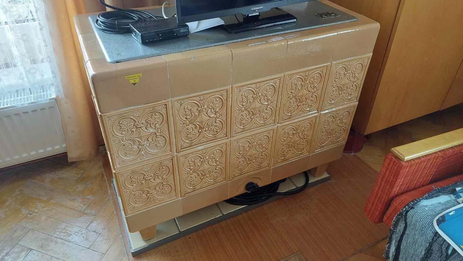 Vambercká kamna. Za odvoz a odnos. Je třeba zrenovovat otopný tělesa, topí jen část. 96x50 vyska 80