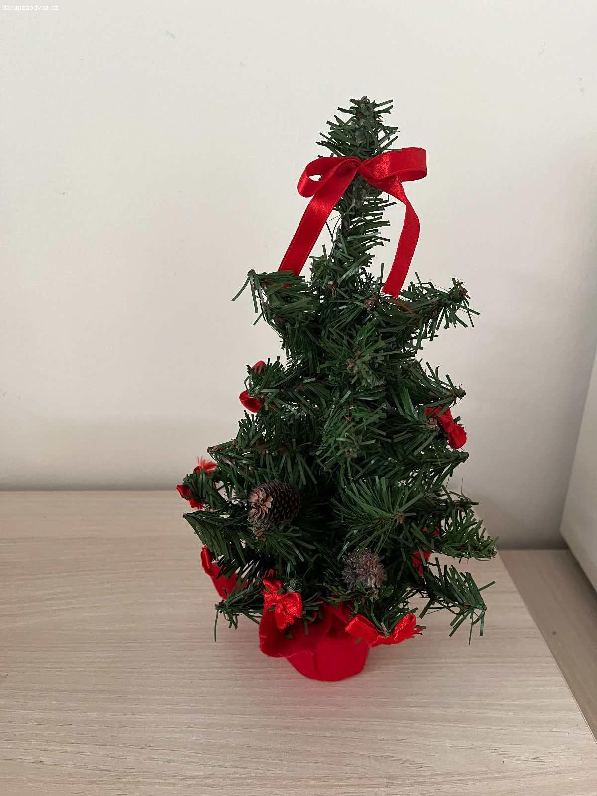 Vánoční dekorace. Daruji vánoční dekorace, stromeček v. 26cm, Santa 12cm. Předání Praha Holešovice