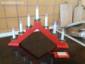 Vánoční svícen a světelný řetěz