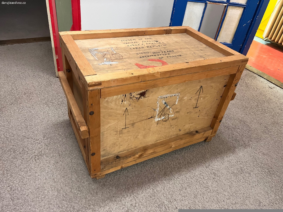 Veliká dřevěná bedna