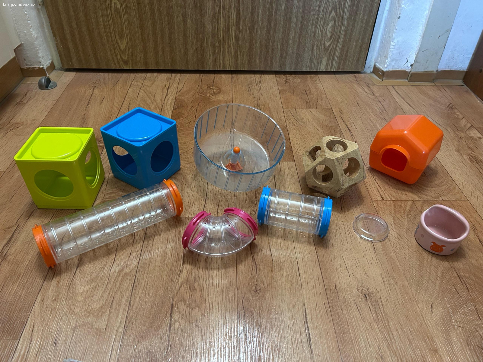 Velká Klec na křečky s trubkami. Za odvoz nabízím, použitou, ale plně funkční a vydezinfikována velká klec s hračkami/trubkami pro křečky. Bydlíme v Brně Líšni, naproti prodejně Renault