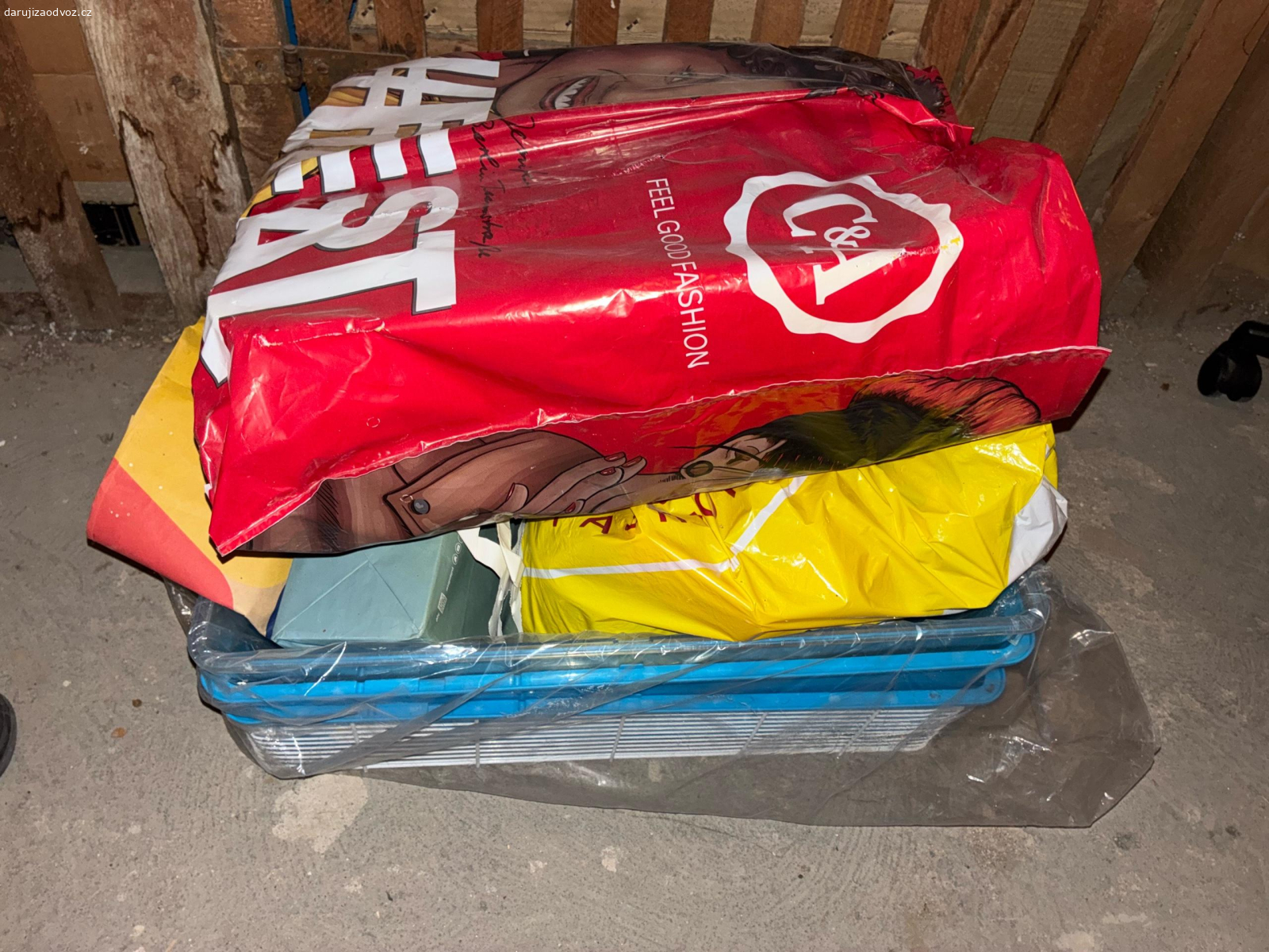 Velká Klec na křečky s trubkami. Za odvoz nabízím, použitou, ale plně funkční a vydezinfikována velká klec s hračkami/trubkami pro křečky. Bydlíme v Brně Líšni, naproti prodejně Renault