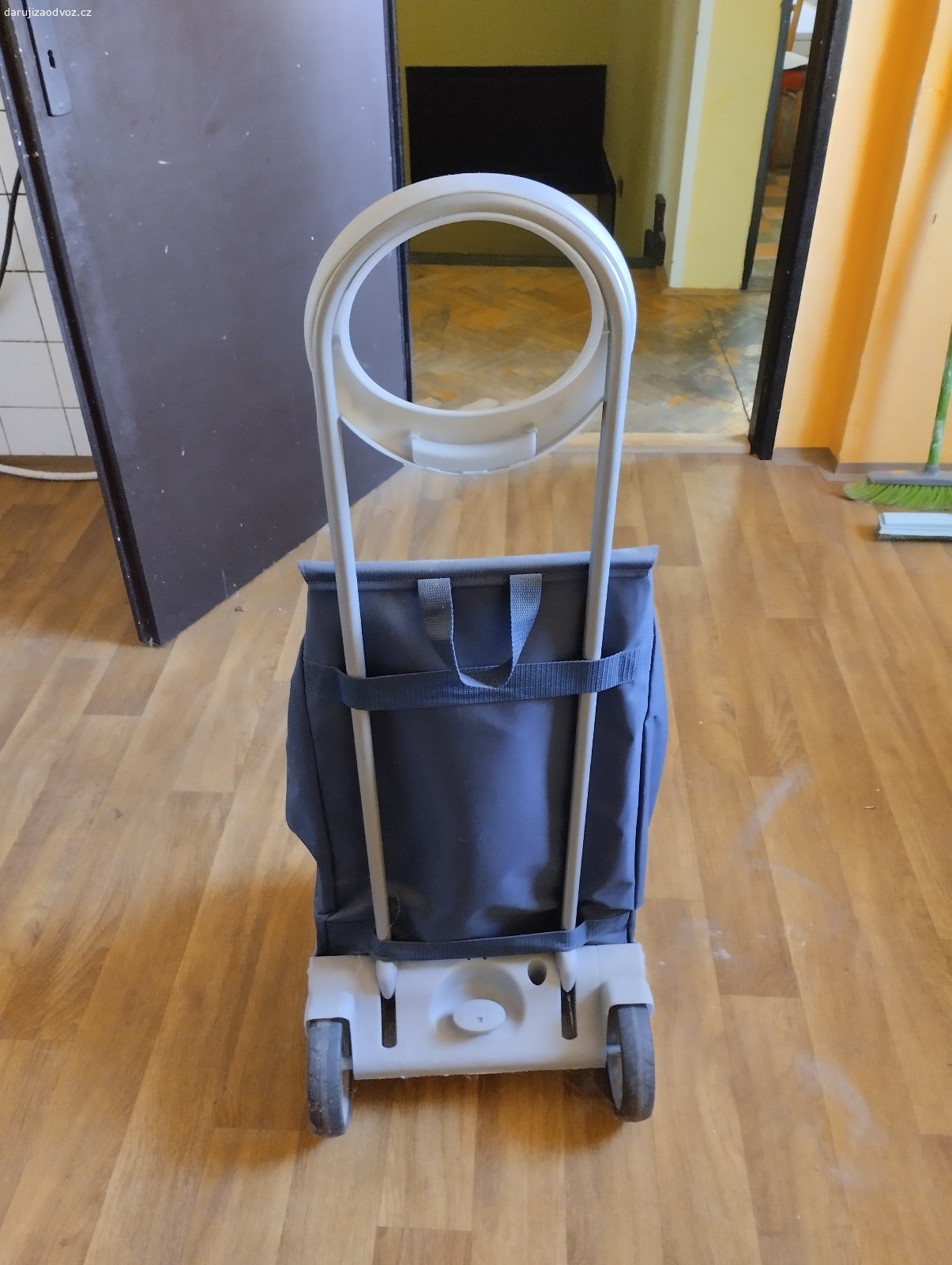 Velká nákupní taška.. Dobrý den.
Daruju velkou nákupní tašku na kolečkach.Nutno vyčistit byla na půdě.