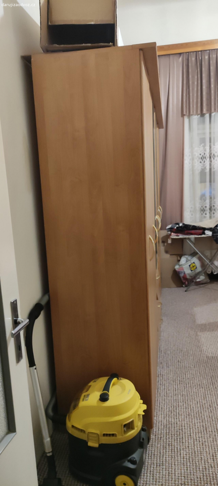 velká skříň. musíte si to rozebrat a odvézt díky