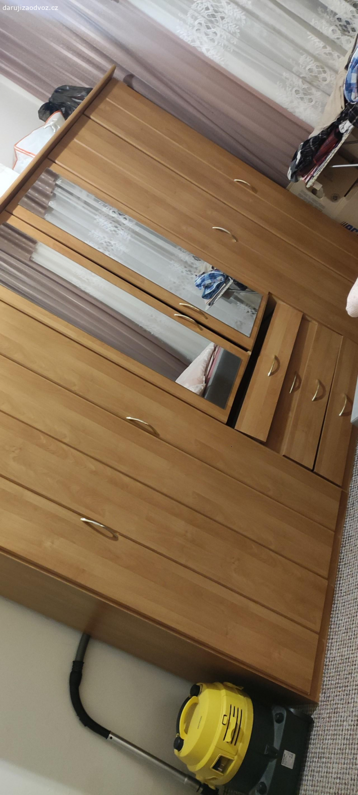 velká skříň. musíte si to rozebrat a odvézt díky