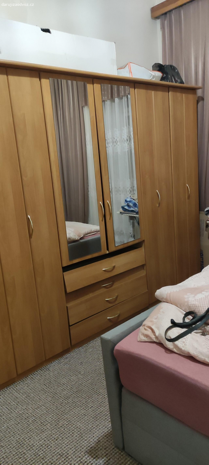 velká skříň. musíte si to rozebrat a odvézt díky