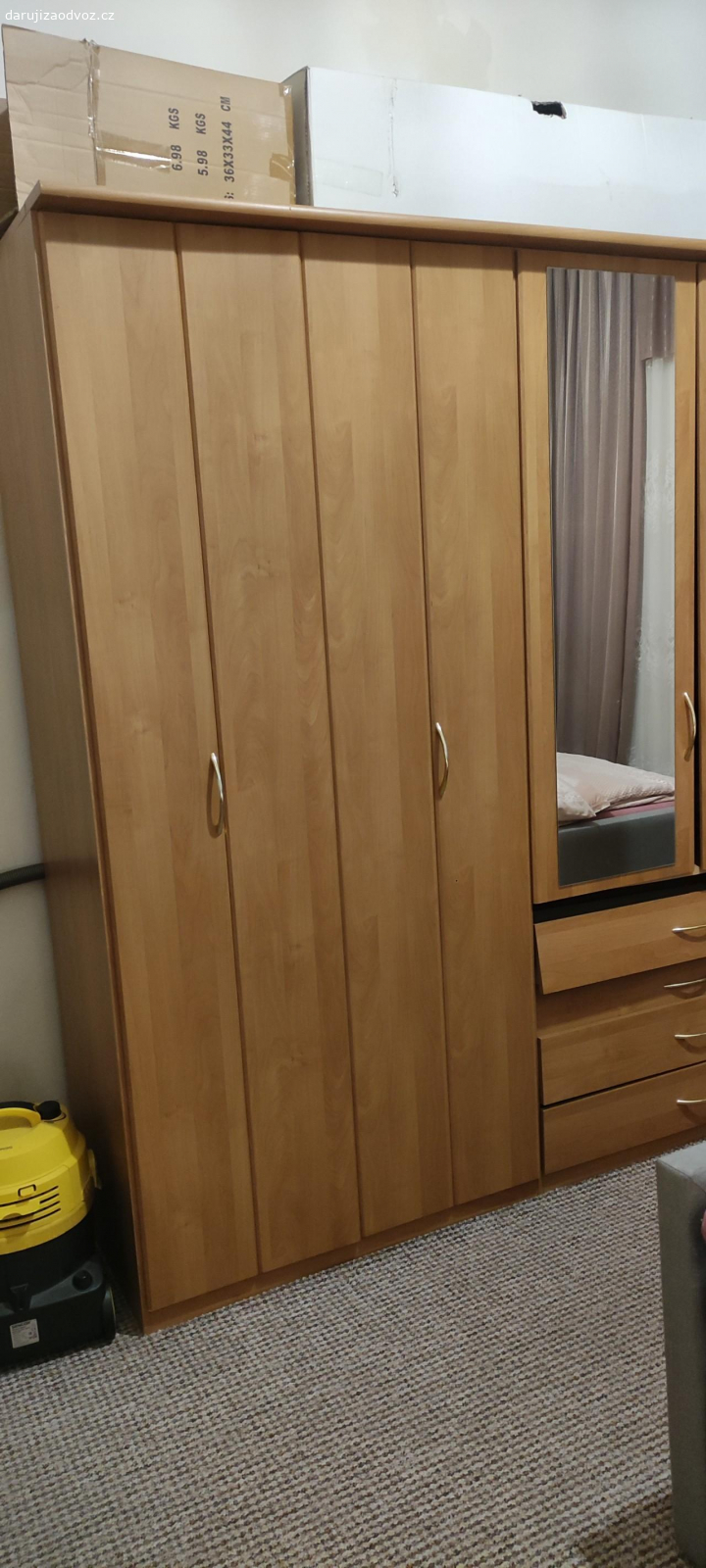 velká skříň. musíte si to rozebrat a odvézt díky