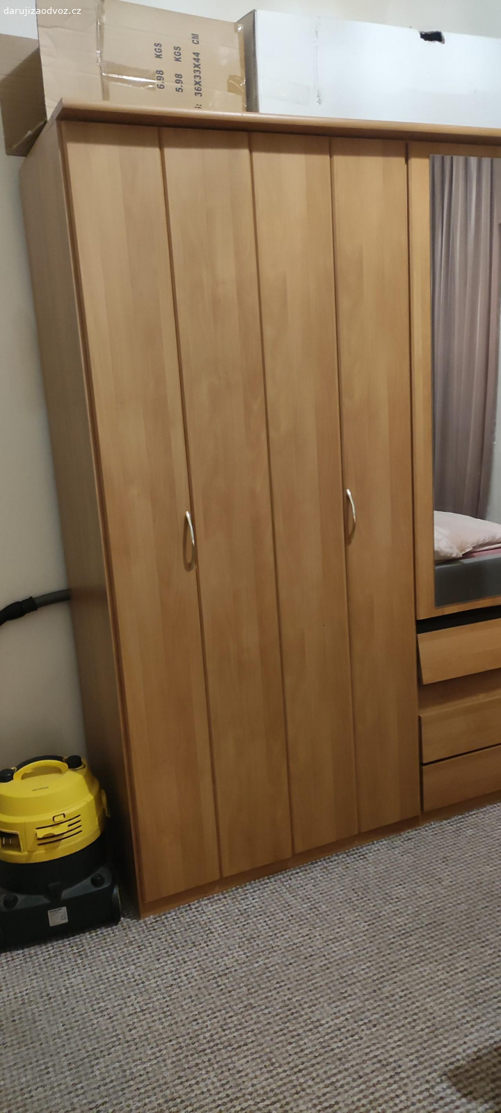 velká skříň. musíte si to rozebrat a odvézt díky