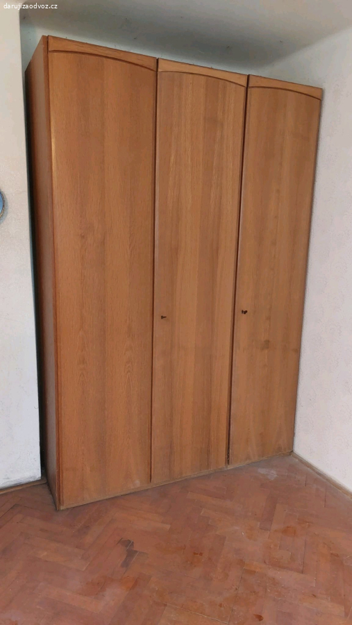 Velká třídveřová šatní skříň