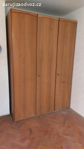 Velká třídveřová šatní skříň