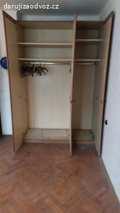 Velká třídveřová šatní skříň