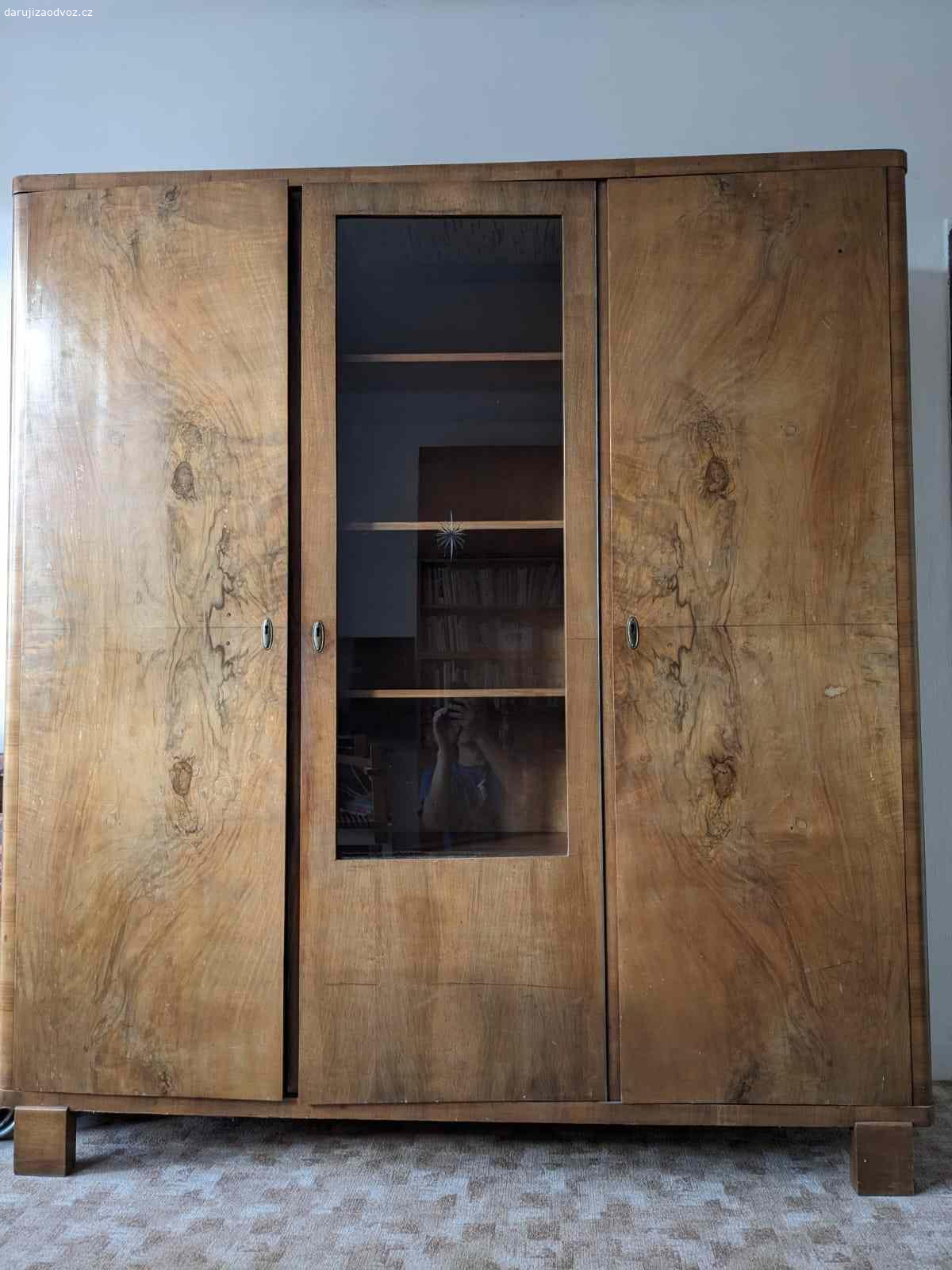 Velká trojdílná skříň z ořechového dřeva. Daruji za odvoz starou skříň z ořechového dřeva - viz fotky. Její rozměry jsou 176 x 196 x 50 cm (šířka x výška x hloubka). Jako bonus je možné přidat k tomu menší dvoudílnou skříň 195 x 110 x 50 cm (š x v x h) a / nebo noční stolek 58 x 46 x 34 cm ze stejného dřeva.