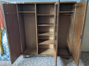 Velká trojdílná skříň z ořechového dřeva