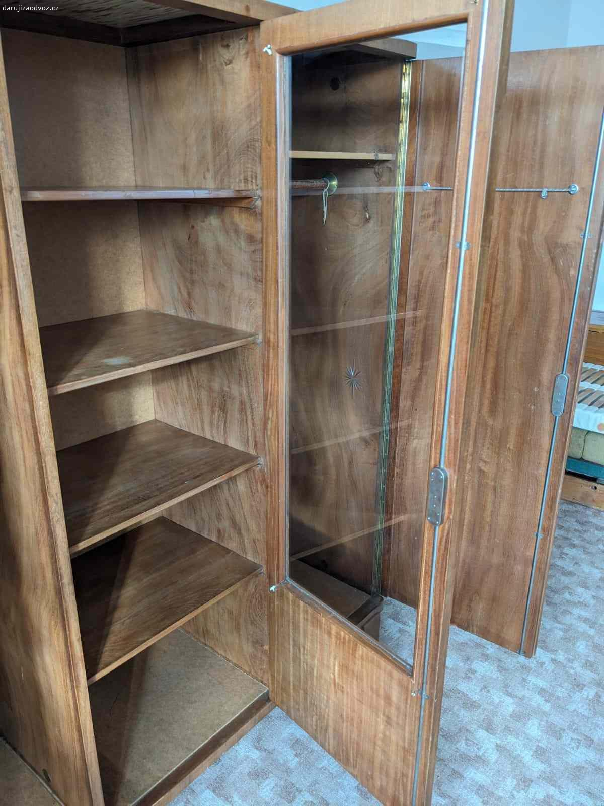 Velká trojdílná skříň z ořechového dřeva. Daruji za odvoz starou skříň z ořechového dřeva - viz fotky. Její rozměry jsou 176 x 196 x 50 cm (šířka x výška x hloubka). Jako bonus je možné přidat k tomu menší dvoudílnou skříň 195 x 110 x 50 cm (š x v x h) a / nebo noční stolek 58 x 46 x 34 cm ze stejného dřeva.
