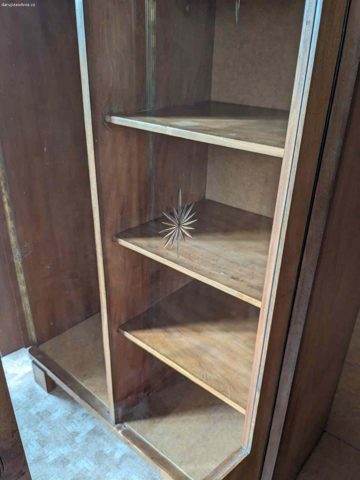 Velká trojdílná skříň z ořechového dřeva. Daruji za odvoz starou skříň z ořechového dřeva - viz fotky. Její rozměry jsou 176 x 196 x 50 cm (šířka x výška x hloubka). Jako bonus je možné přidat k tomu menší dvoudílnou skříň 195 x 110 x 50 cm (š x v x h) a / nebo noční stolek 58 x 46 x 34 cm ze stejného dřeva.