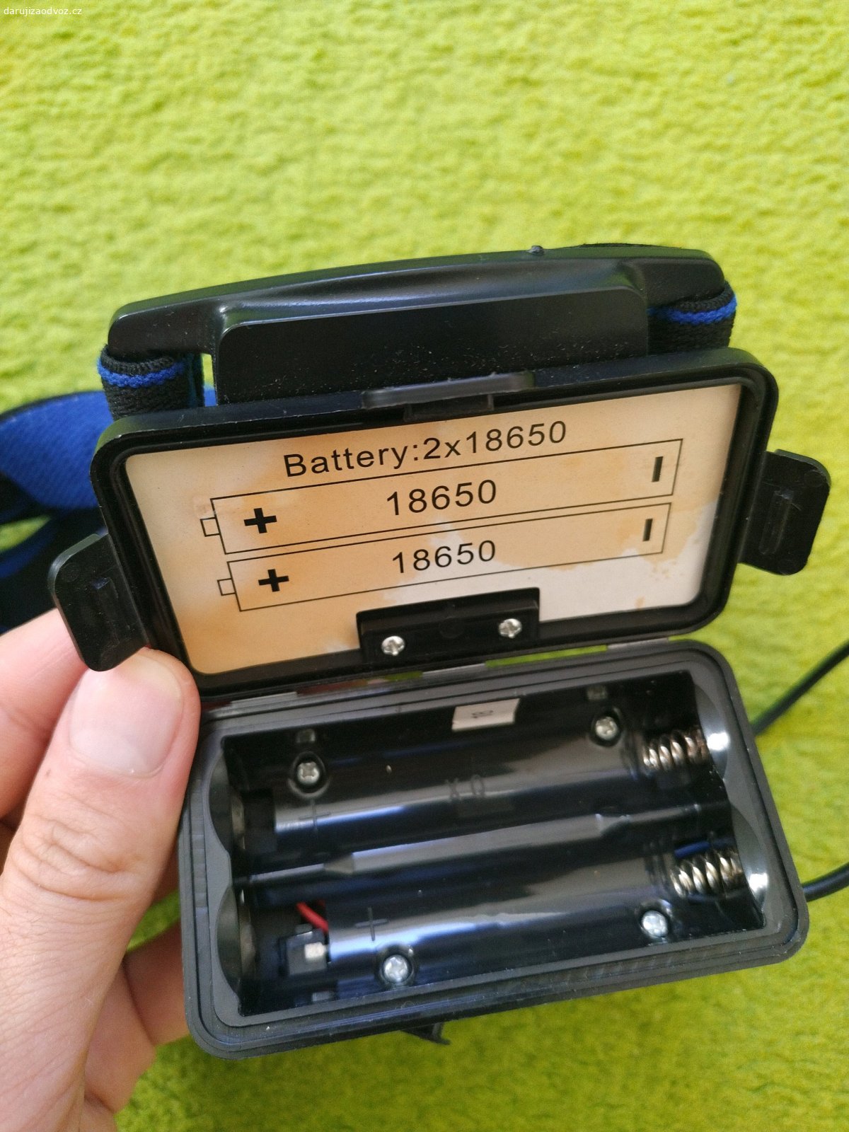 Velká zoomovací čelovka. Poměrně silná a velká čelovka, nástavec na baterie je vzadu. Není na klasické tužkové, ale na 2xL18650. 

Světlo je zoomovací.