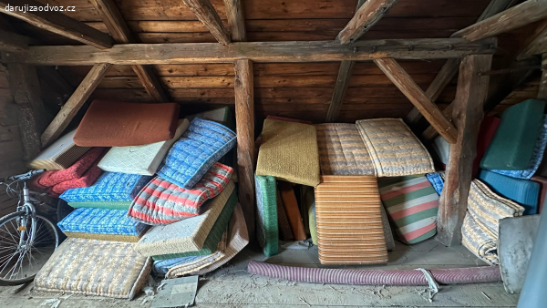 Velké množství matrací z půdy