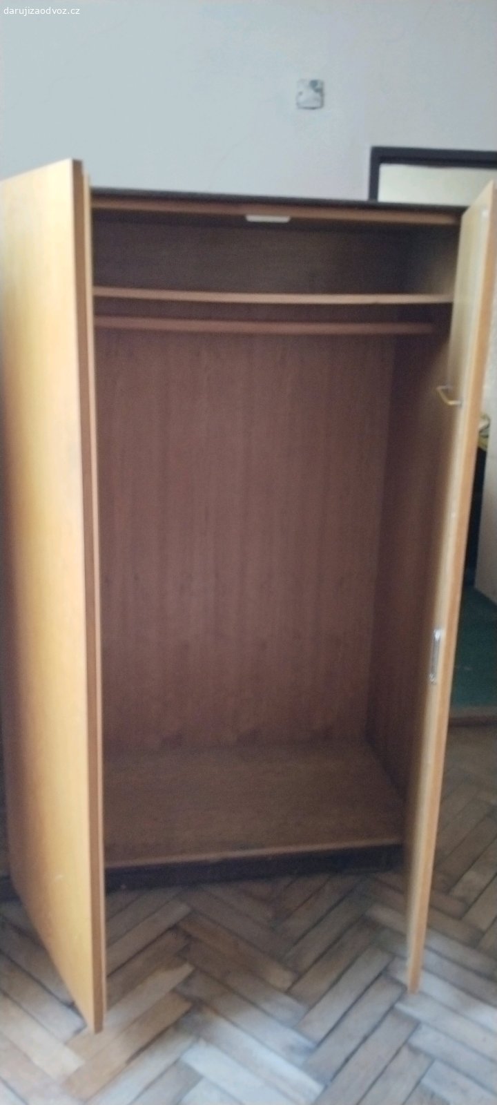 velké staré skříně. Velké staré skříně, odvoz Příbram, 3 patro bez výtahu.