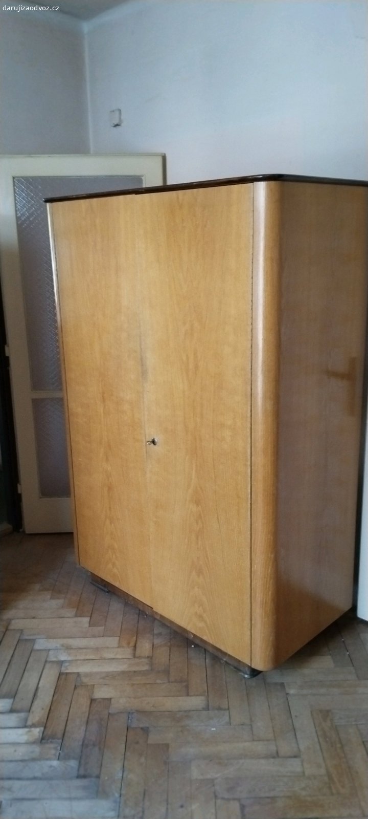 velké staré skříně. Velké staré skříně, odvoz Příbram, 3 patro bez výtahu.