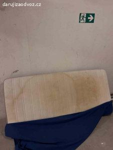 Velmi používaný gauč a matrace od nájemníků