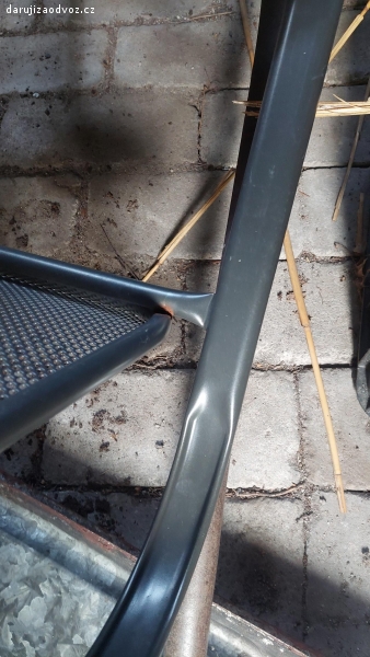 Venkovní židle. Daruji prasklo venkovní kovovou židli. Někdo, kdo umí svaret, si to opraví asi jednodusse sam. Viz foto.