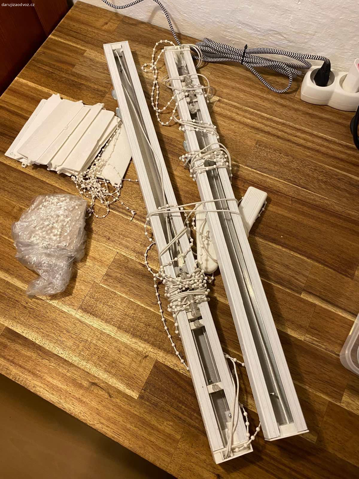 Vertikální žaluzie. Daruji používané vertikální žaluzie. Celkem 2 kusy. Jeden kus šířka 65 cm, druhý kus šířka 60,5 cm. Některá závažíčka polámaná, ale jde dokoupit na netu. Délka vertikálů je 195 cm. Na foto pomuchlané. Vzor vit foto, jsou lehce béžové. Celkem 12 kusů pásků. Osobní odběr Sudoměřice u Bechyně. Nebo zaslání dle domluvy PPL na výdejnu  +112,- poštovné předem na účet.