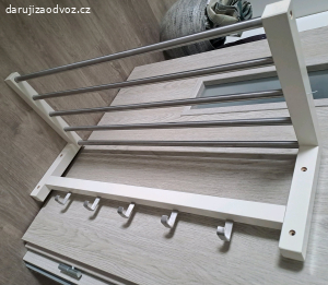 Věšák TJUSIG z IKEA