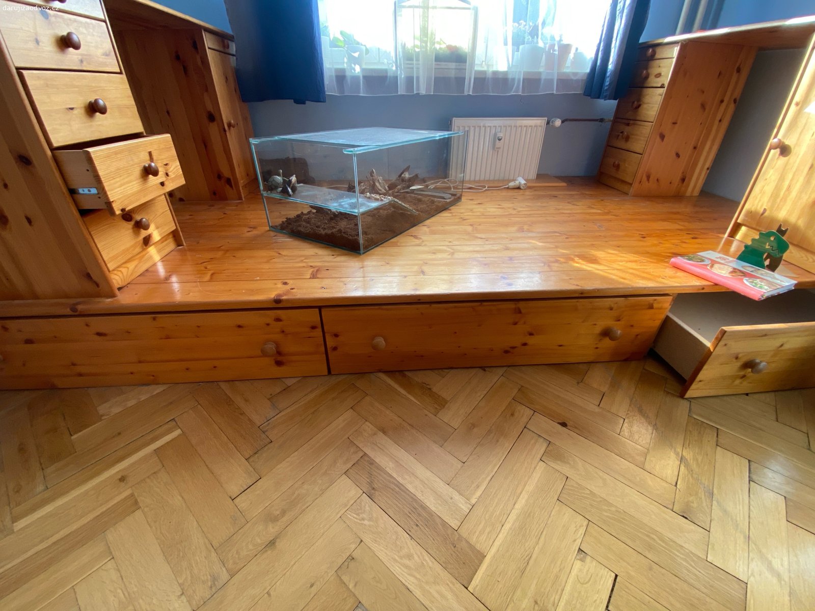 vestavěné patro do panelákového bytu. rozměry 160x333cm 
výška 30cm
se šuplíky 
vyzvednutí tento víkend
už jsem ho rozebral takže stačí naložit do auta:)