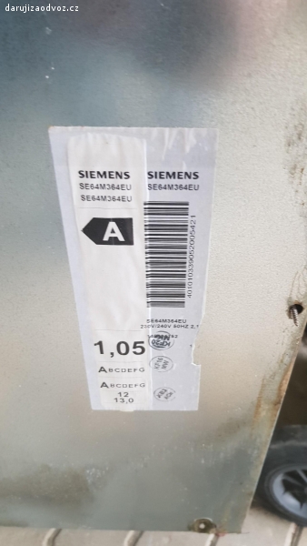 Vestavná myčka Siemens. R.v.2011, funkční, nevypíná vypouštěcí čerpadlo = neposouvá se program.