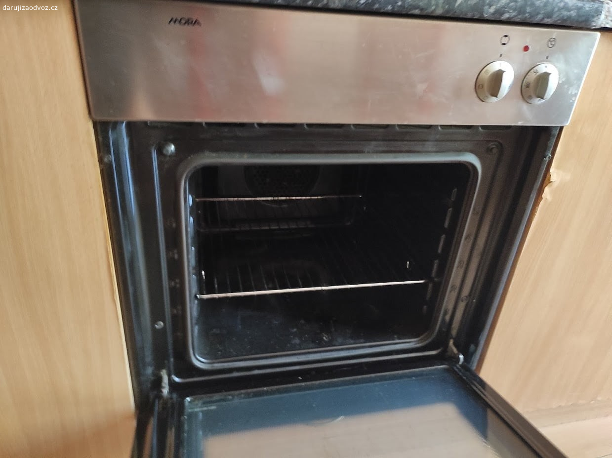 Vestavná trouba Mora. Daruji za odvoz vestavnou troubu Mora. Je funkční jen se nedoviraji dvířka, viz foto. Kutil si může opravit. Trouba je již odpojená nachystana k odvozu. Odvoz co nejdříve z Konečného nám. Brno.