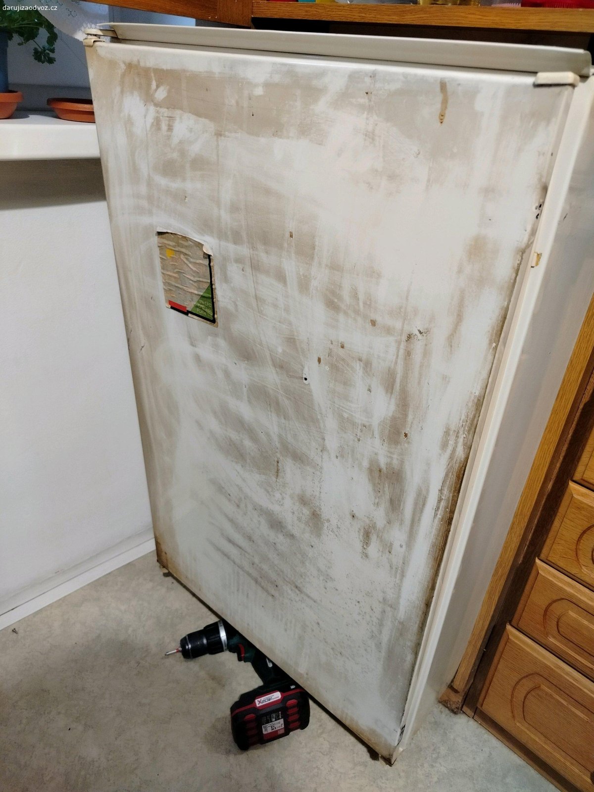 vestavný Gorenje mrazák. zvenku špinavý - je vestavěný. takže se zvenku nikdy nemyl. plně funkční, ale musela jsem precvaknout přívodní kabel, abych jej dostala ze skříně a nemusela ničit skříň, ale šikula zvládne opravit nebo vyměnit.

NEREZERVUJI, kdo dřív přijede, toho je