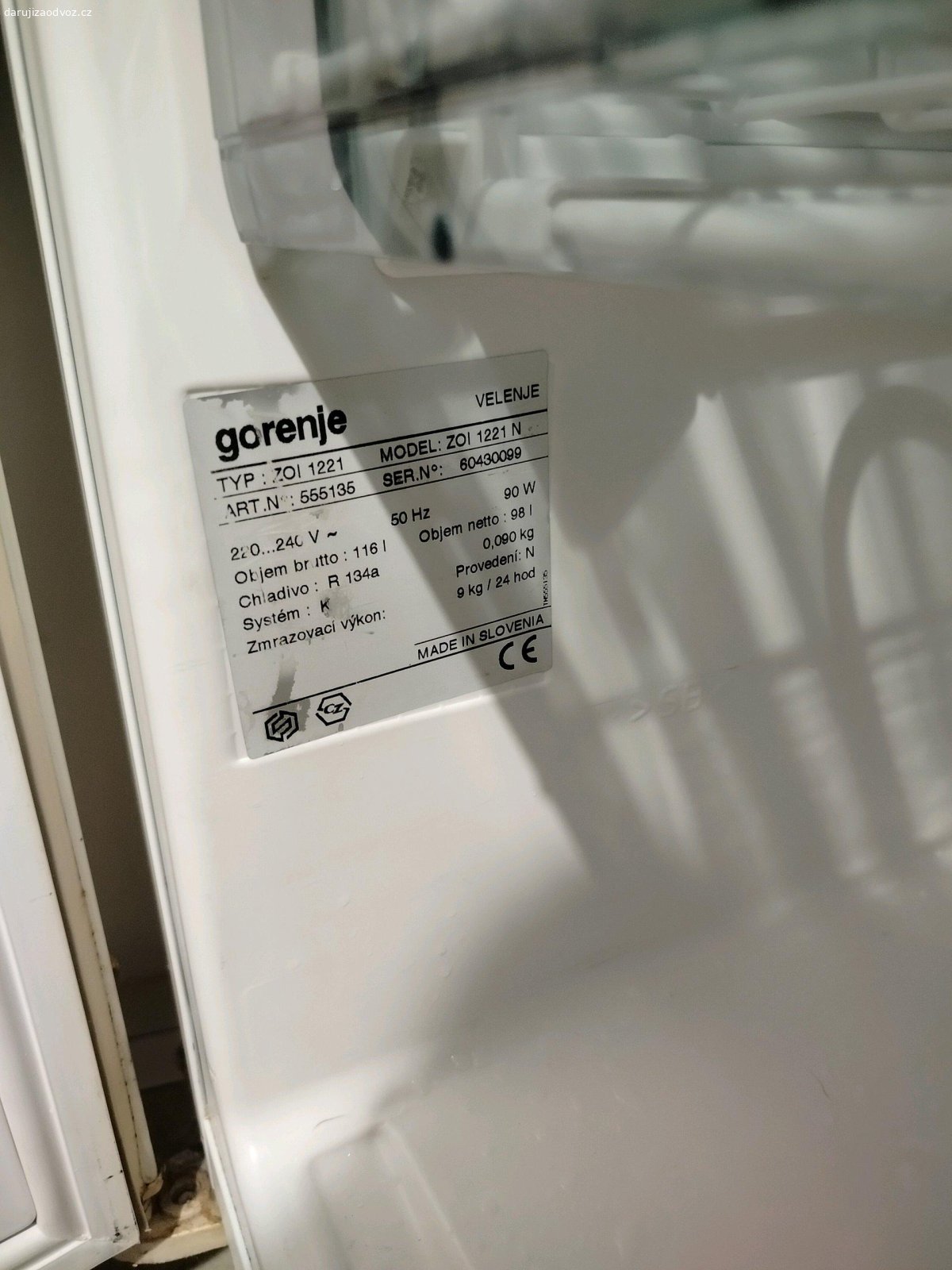 vestavný Gorenje mrazák. zvenku špinavý - je vestavěný. takže se zvenku nikdy nemyl. plně funkční, ale musela jsem precvaknout přívodní kabel, abych jej dostala ze skříně a nemusela ničit skříň, ale šikula zvládne opravit nebo vyměnit.

NEREZERVUJI, kdo dřív přijede, toho je
