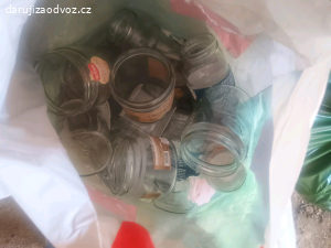 Větší množství sklenic.