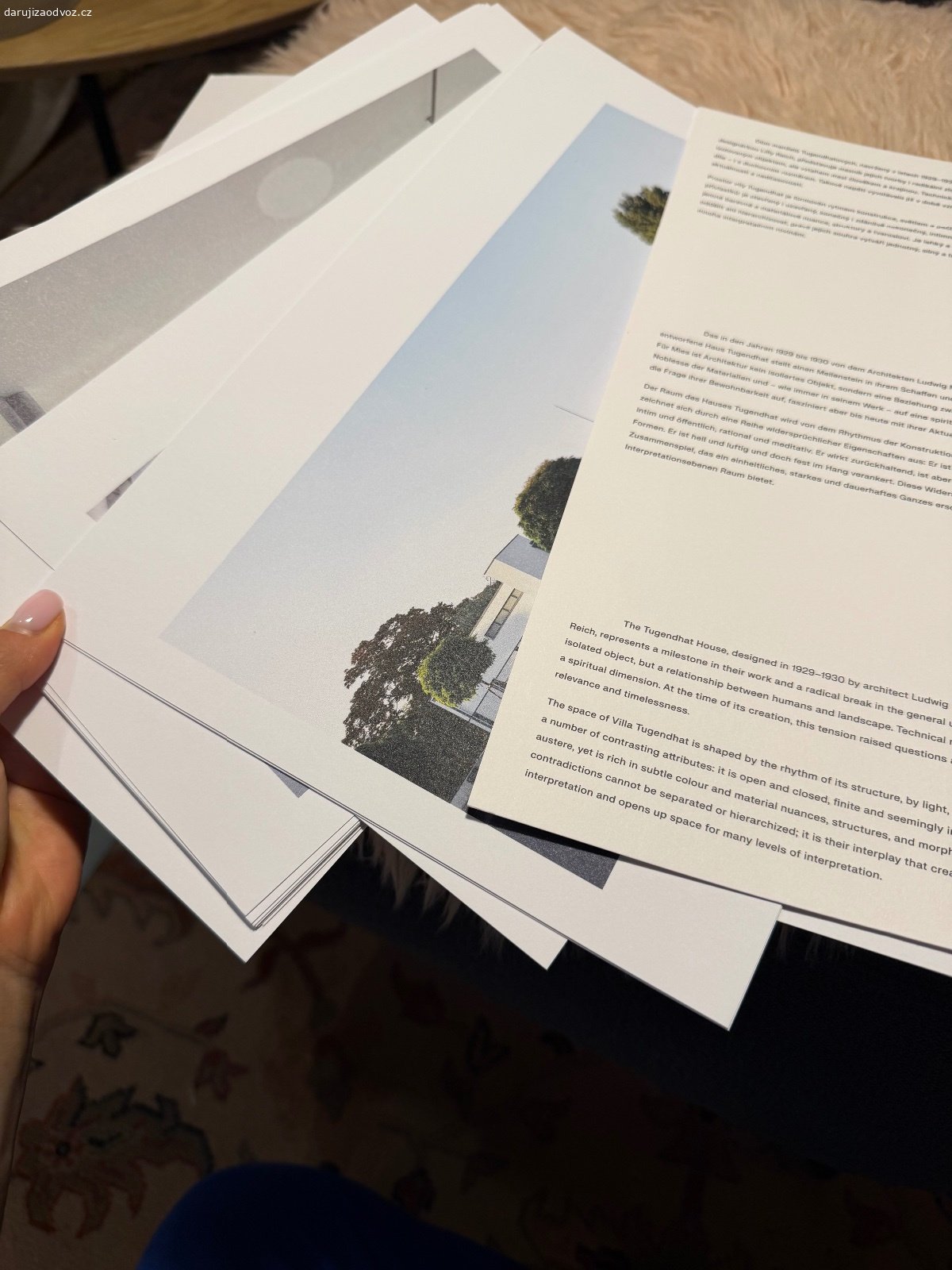 Villa Tugendhadt portfolio. Daruji za odvoz letošní novinku - autorské portfolio fotografa Davida Židlického. Publikace představuje rozšířené vydání souboru fotografií zachycujících vilu Tugendhat v její materiálové, prostorové i světelné podstatě. Obrazovou část doplňují odborné texty reflektující klíčové momenty stavby.
Portfolio bylo připraveno ve spolupráci se Studijním a dokumentačním centrem vily Tugendhat Muzea města Brna, mimo jiné u příležitosti výročních milníků spojených s osobností architekta Ludwiga Miese van der Rohe a zápisem vily na Seznam světového dědictví UNESCO.
K vyzvednutí Brno-střed.