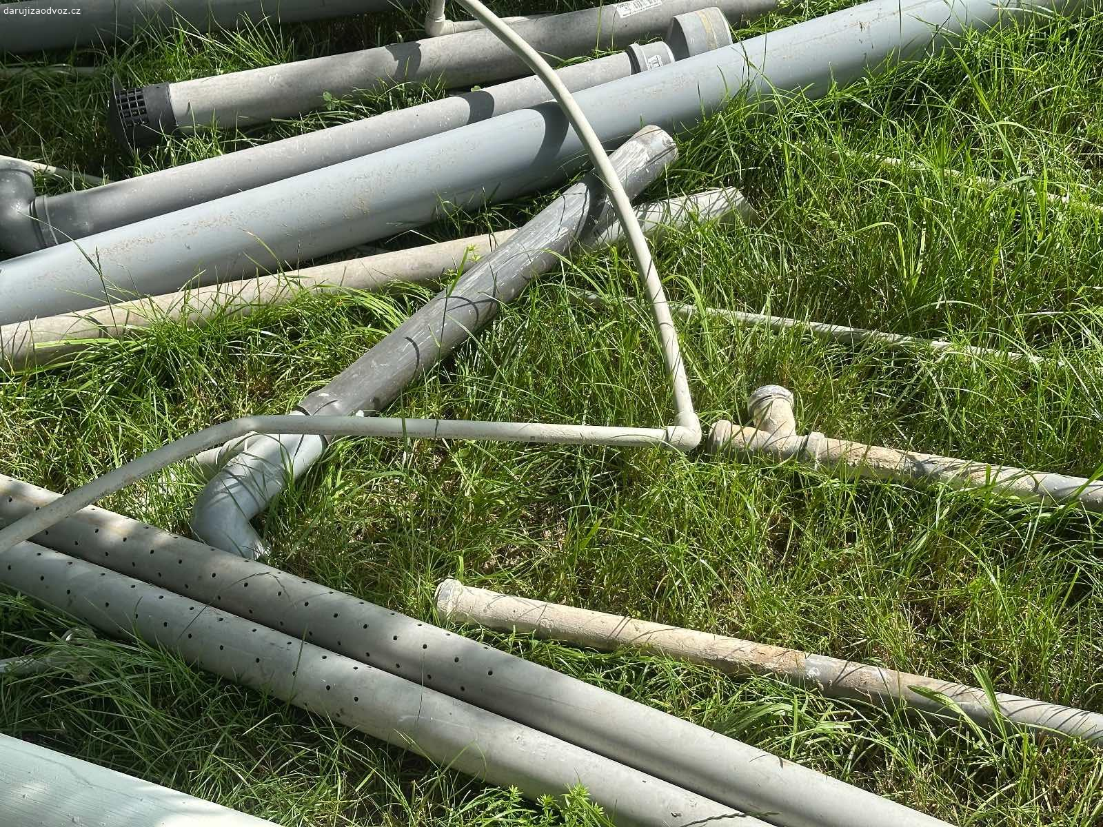 Vodovodní potrubí, PVC HTEM trubky, drenážní trubk. Vodovodní trubky polypropylen odhadem tak 10 metrů z demontáže 
Trubky PVC proděrované drenážní 2x3m, prumer 60mm.
Trubka odpadní HTEM, sloužila jako odvětrávací komín, žádné splašky tím netekly. 2m + 2x1m + nějaké drobné, k tomu kolena, redukce, komínová stříška, komínek. Průměr 75mm.

ZA ODVOZ ZDARMA

Vlastní odvoz Jeřmanice u Liberce.