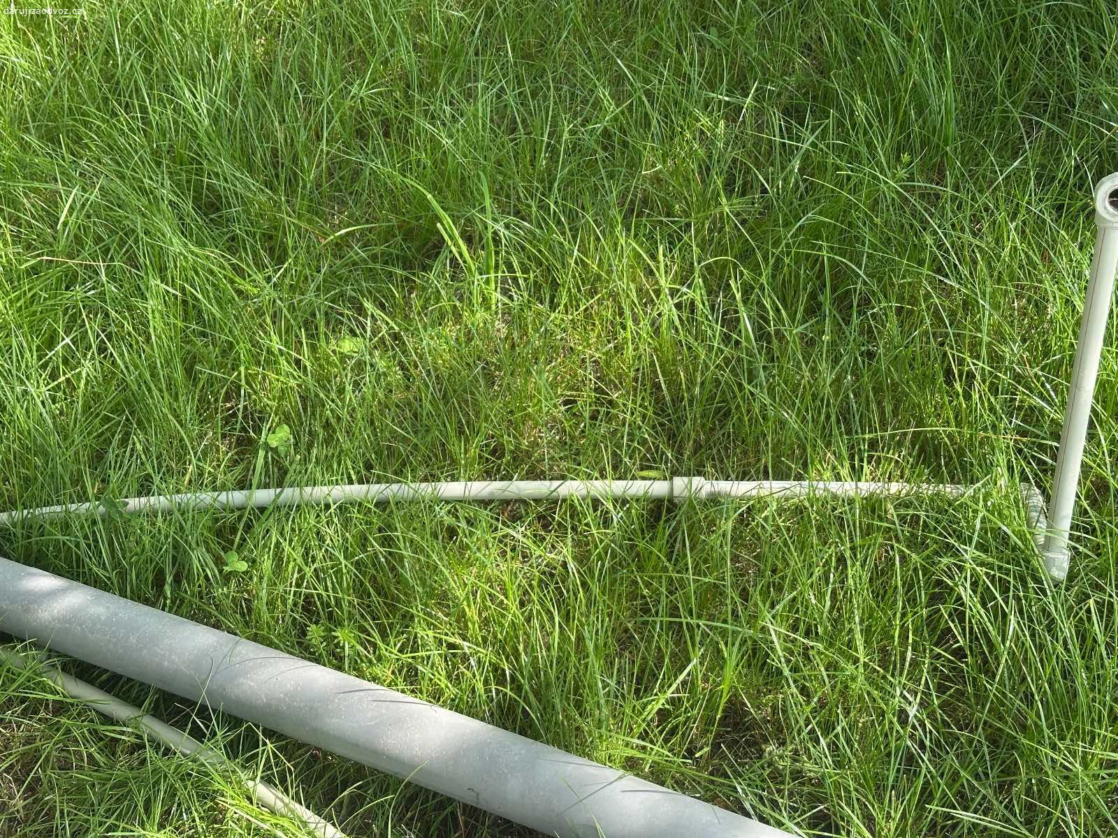 Vodovodní potrubí, PVC HTEM trubky, drenážní trubk. Vodovodní trubky polypropylen odhadem tak 10 metrů z demontáže 
Trubky PVC proděrované drenážní 2x3m, prumer 60mm.
Trubka odpadní HTEM, sloužila jako odvětrávací komín, žádné splašky tím netekly. 2m + 2x1m + nějaké drobné, k tomu kolena, redukce, komínová stříška, komínek. Průměr 75mm.

ZA ODVOZ ZDARMA

Vlastní odvoz Jeřmanice u Liberce.