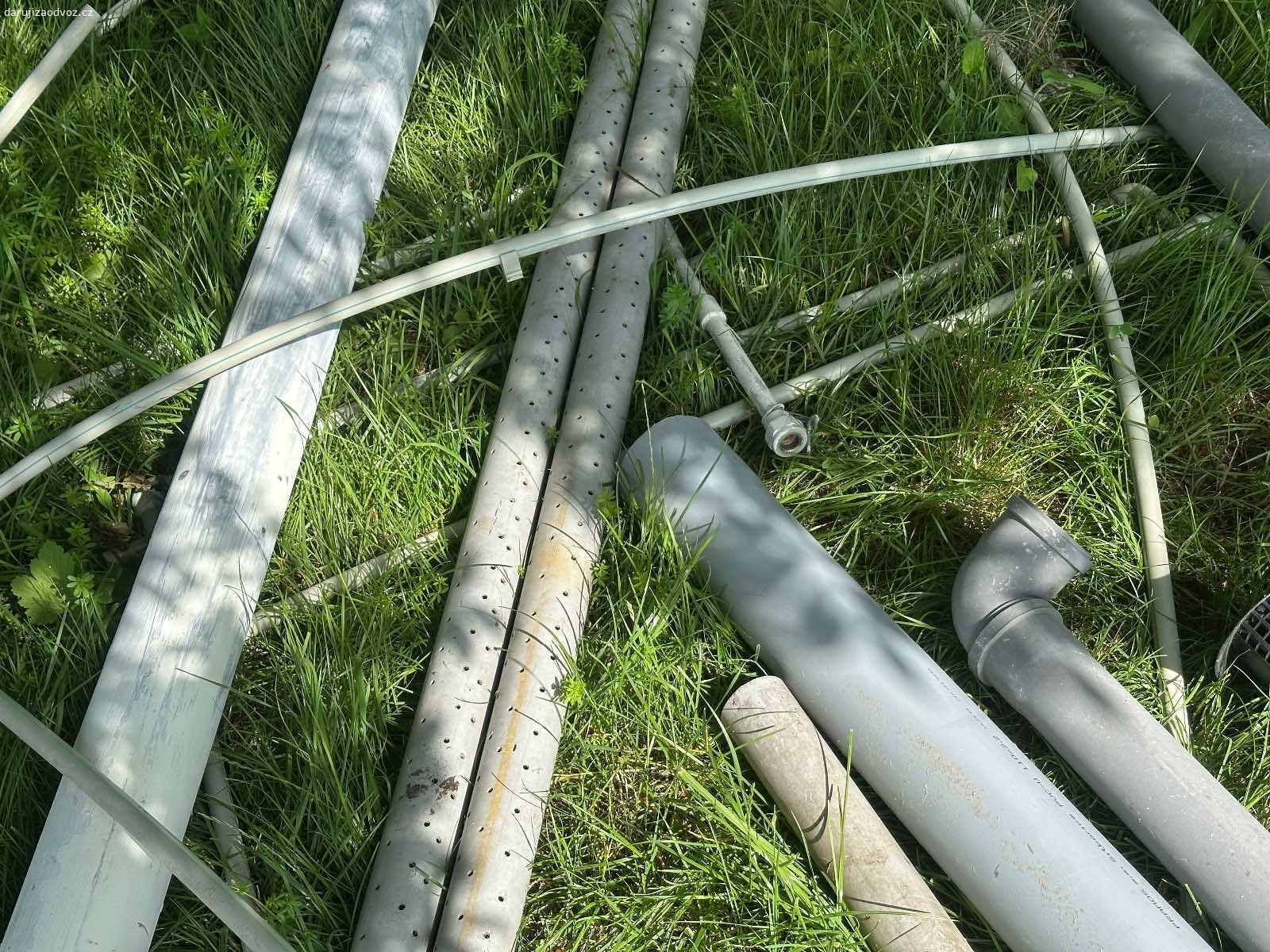 Vodovodní potrubí, PVC HTEM trubky, drenážní trubk. Vodovodní trubky polypropylen odhadem tak 10 metrů z demontáže 
Trubky PVC proděrované drenážní 2x3m, prumer 60mm.
Trubka odpadní HTEM, sloužila jako odvětrávací komín, žádné splašky tím netekly. 2m + 2x1m + nějaké drobné, k tomu kolena, redukce, komínová stříška, komínek. Průměr 75mm.

ZA ODVOZ ZDARMA

Vlastní odvoz Jeřmanice u Liberce.