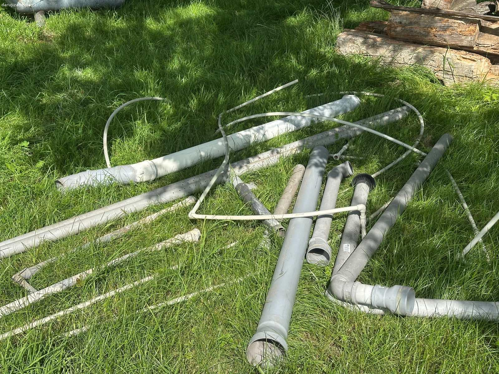 Vodovodní potrubí, PVC HTEM trubky, drenážní trubk. Vodovodní trubky polypropylen odhadem tak 10 metrů z demontáže 
Trubky PVC proděrované drenážní 2x3m, prumer 60mm.
Trubka odpadní HTEM, sloužila jako odvětrávací komín, žádné splašky tím netekly. 2m + 2x1m + nějaké drobné, k tomu kolena, redukce, komínová stříška, komínek. Průměr 75mm.

ZA ODVOZ ZDARMA

Vlastní odvoz Jeřmanice u Liberce.