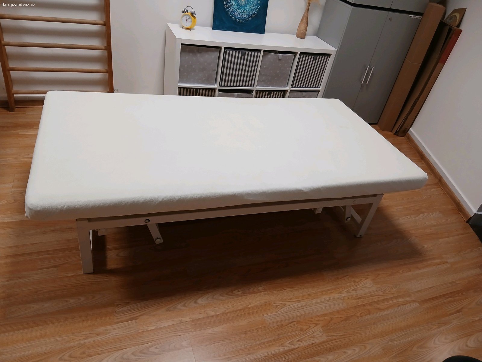 Vojta stůl na fyzioterapii. Vojta stůl na fyzioterapii:
šířka=102 cm, délka=200 cm, nastavitelná výška (manuálně na kliku)=od 50 cm do 85 cm.
Stůl je k dispozici v denním stacionáři Druhý život na Kladně.