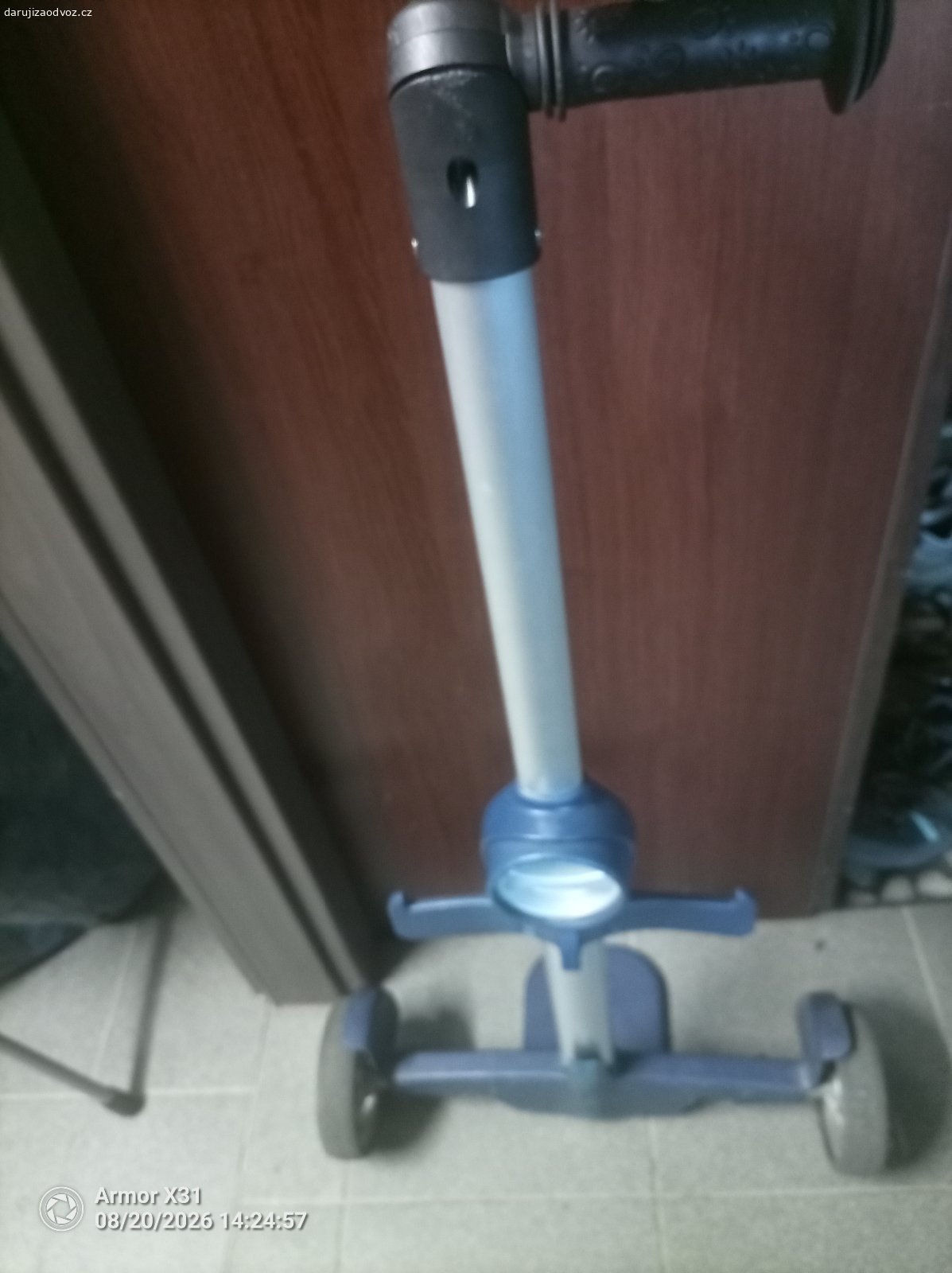 Vozík na školní tašku. Vyměním za ovoce. Polohovatelny držák, výškově nastavitelné, stabilní kolečka. Taška se dobře upíná.